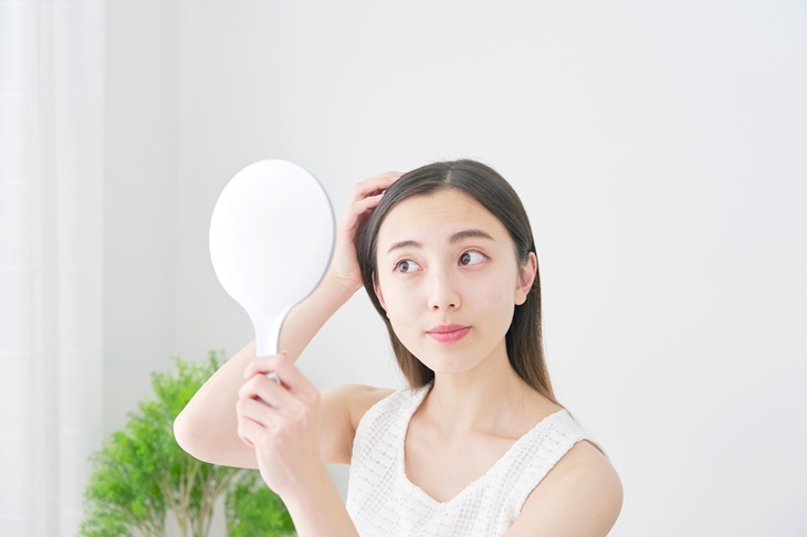 分け目が気になる女性